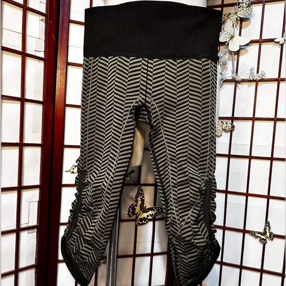 Women's Lululemon In The Flow Crop II Fatigue Green Black Chevron - Picture 11 of 15